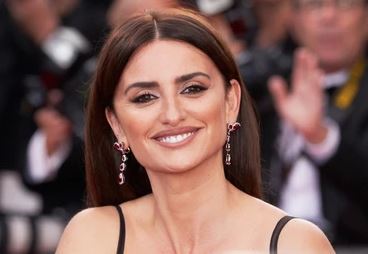 Penelope Cruz Shines at Governors Awards