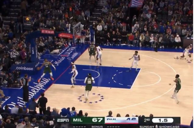 Giannis Antetokounmpo Stuns with Remarkable ‘Touchdown Pass’ in NBA Game