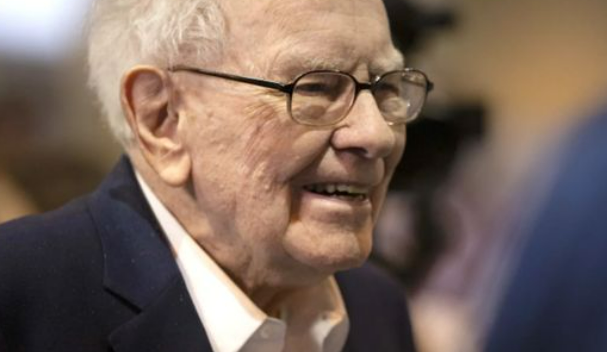 Berkshire Hathaway’s Record 4 Billion Cash Pile Sparks Investor Curiosity as Buffett Backs Successor