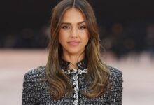Jessica Alba Gets Shoulder Rub From Mystery Man Amid Divorce Jessica Alba Gets Shoulder Rub From Mystery Man Amid Divorce