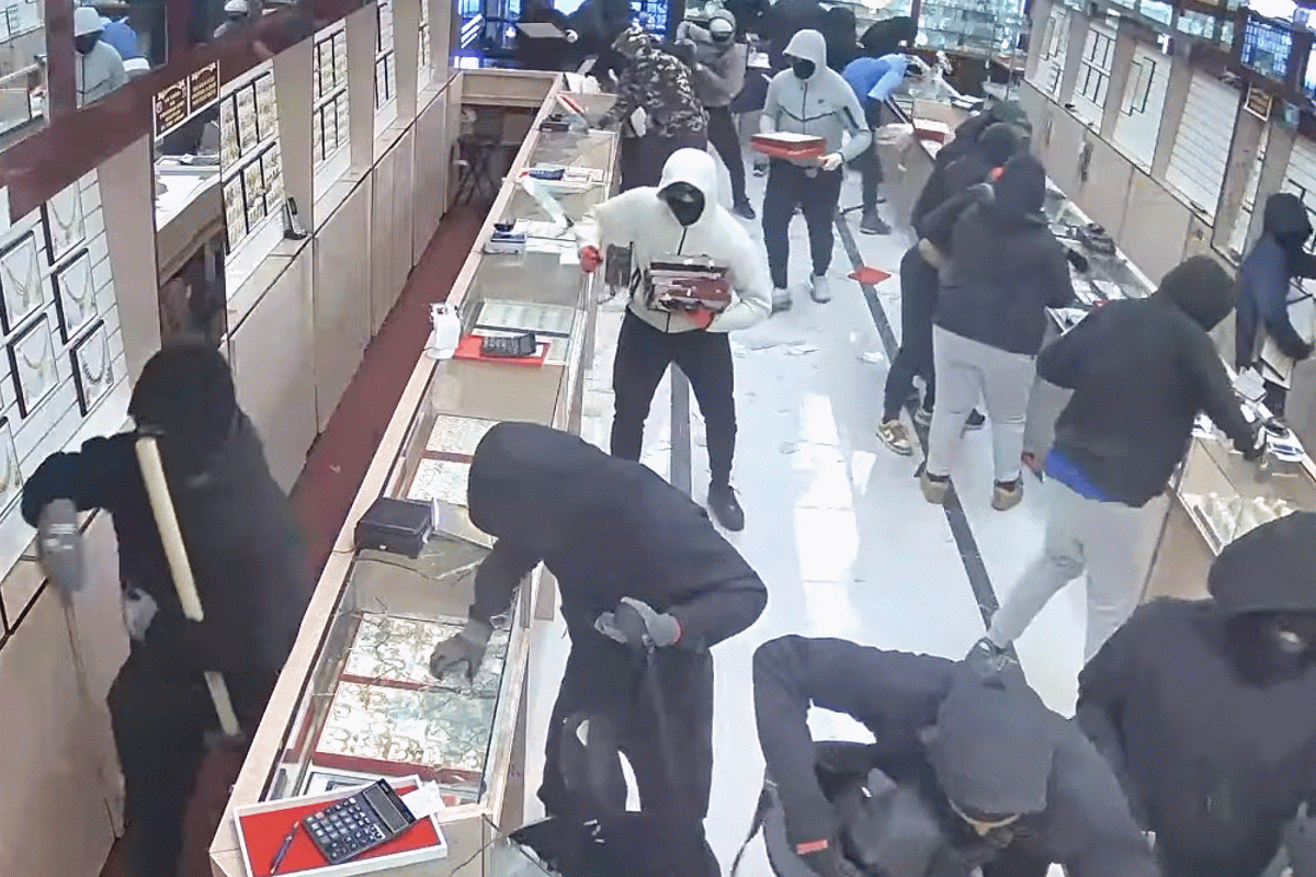 Brazen robbery crew storms California jewelry store, steals .7M in just 70 seconds: video Brazen robbery crew storms California jewelry store, steals .7M in just 70 seconds: video